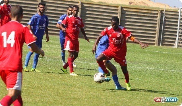 קפטן חדרה אמיר טמניו עם הכדור (צילום:שלומי גבאי)